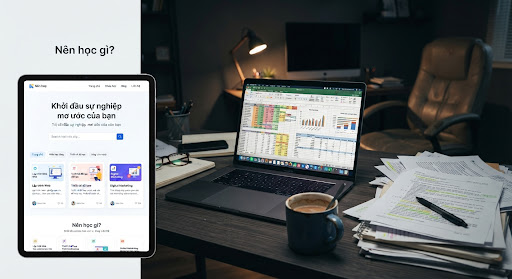 Bàn làm việc bừa bộn, mệt mỏi