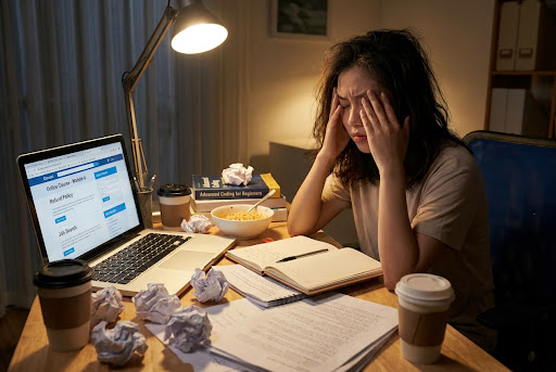 Người mệt mỏi làm việc khuya